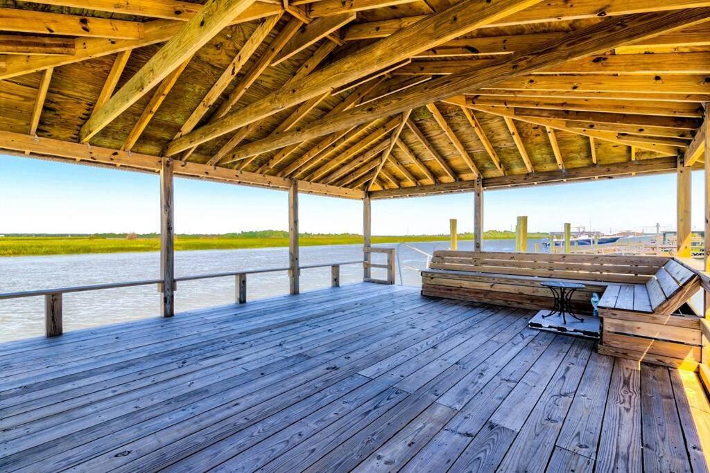 New Waterfront Home With Deep Water Dock Isle of Palms Kültér fotó